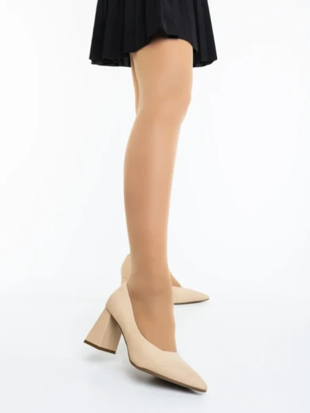 Дамски обувки с ток бежови от екологична лачена кожа Ludena