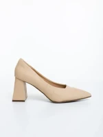 Дамски обувки с ток бежови от екологична лачена кожа Ludena