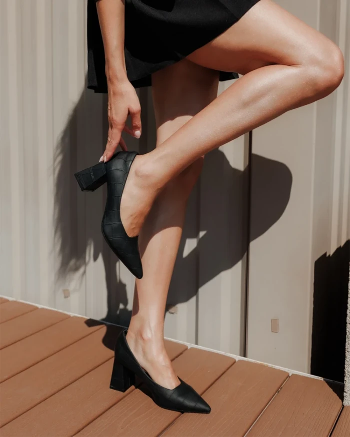 Дамски обувки с ток черни от екологична лачена кожа Ludena