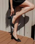 Дамски обувки с ток черни от екологична лачена кожа Ludena