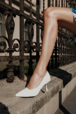 Дамски обувки с ток бежови от текстилен материал Atelia