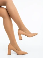 Дамски обувки с ток камел от екологична лачена кожа Ludena