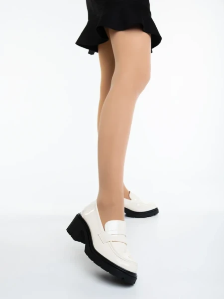 Дамски мокасини бежови от екологична лачена кожа Zadal