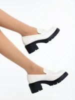 Дамски мокасини бежови от екологична лачена кожа Zadal