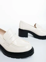 Дамски мокасини бежови от екологична лачена кожа Zadal