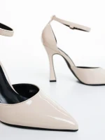 Дамски обувки с ток светло бежови от екологична лачена кожа Lavrona