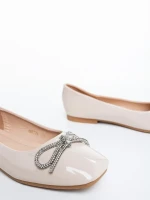 Дамски балерини бежови от екологична лачена кожа Ativa