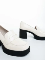 Дамски мокасини тъмно бежови с черно от екологична лачена кожа Mevara